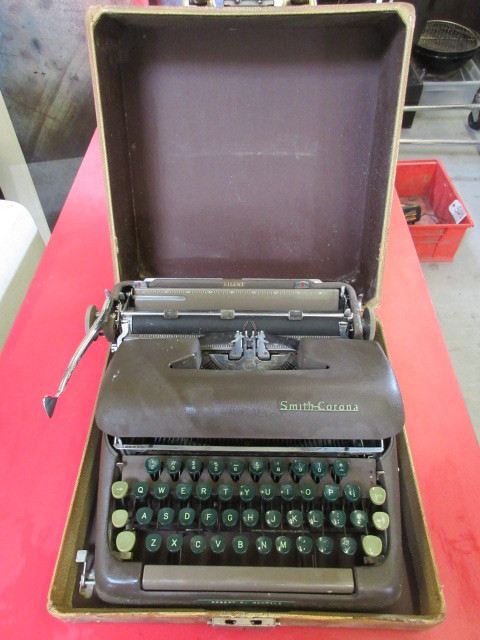 lot 489 image: VINTAGE SMITH CORONA TYPE WRITER WITH CASE