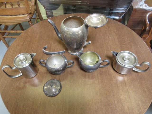 lot 429 image: VINTAGE TEA POT, CREAMERS AND SUGAR BOWLS