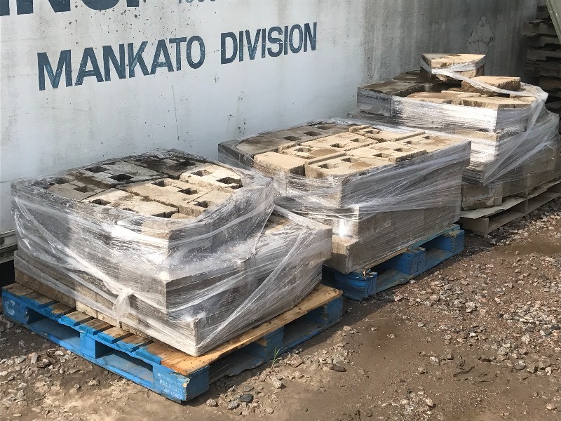 lot 5 image: (3) Pallets Of Landscape Block