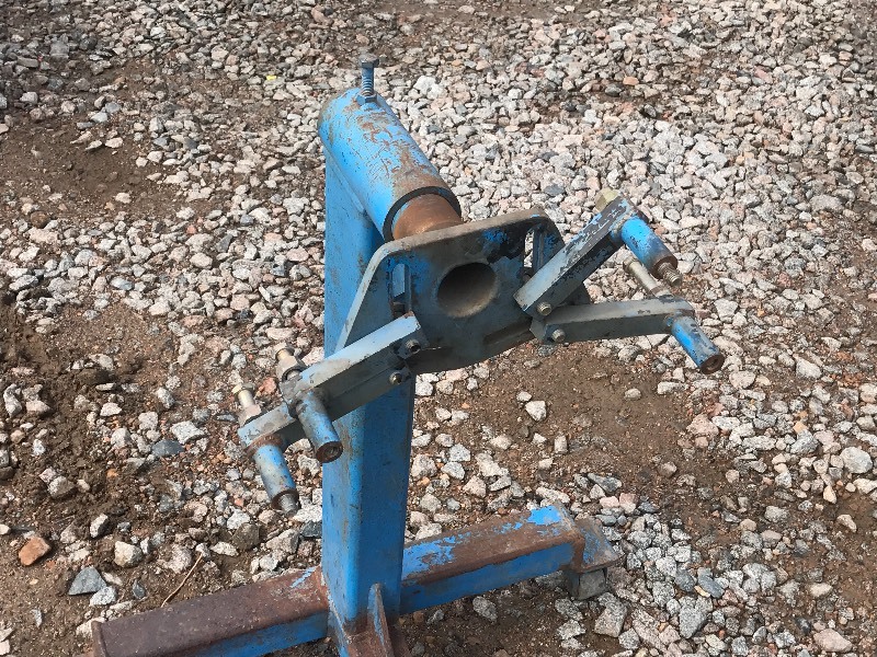 lot 7 image: Engine Stand