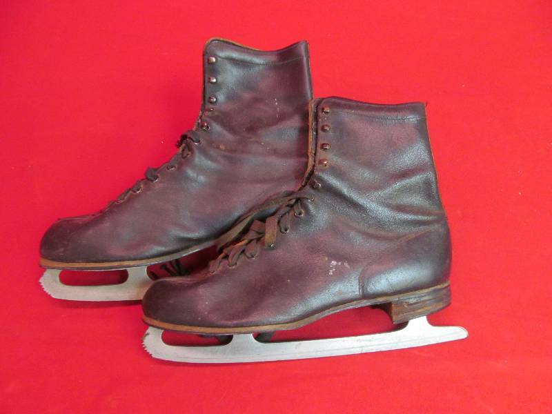 lot 11 image: vintage skates