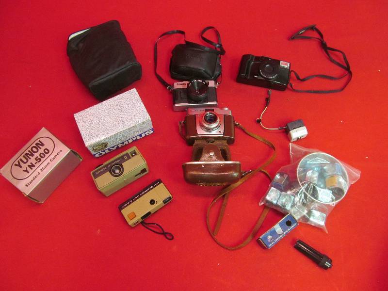 lot 12 image: vintage cameras