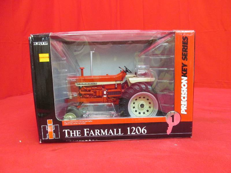 lot 19 image: Collectable Farmall tractor