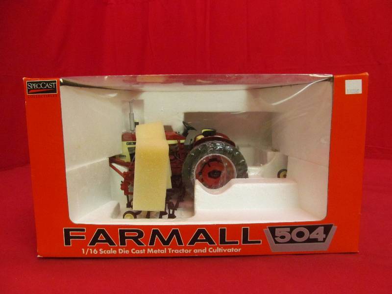lot 21 image: Collectable Farmall tractor