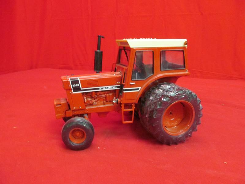 lot 25 image: Collectable Farmall tractor