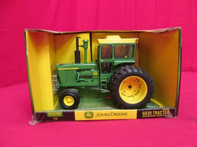 lot 32 image: collectable John Deere tractor