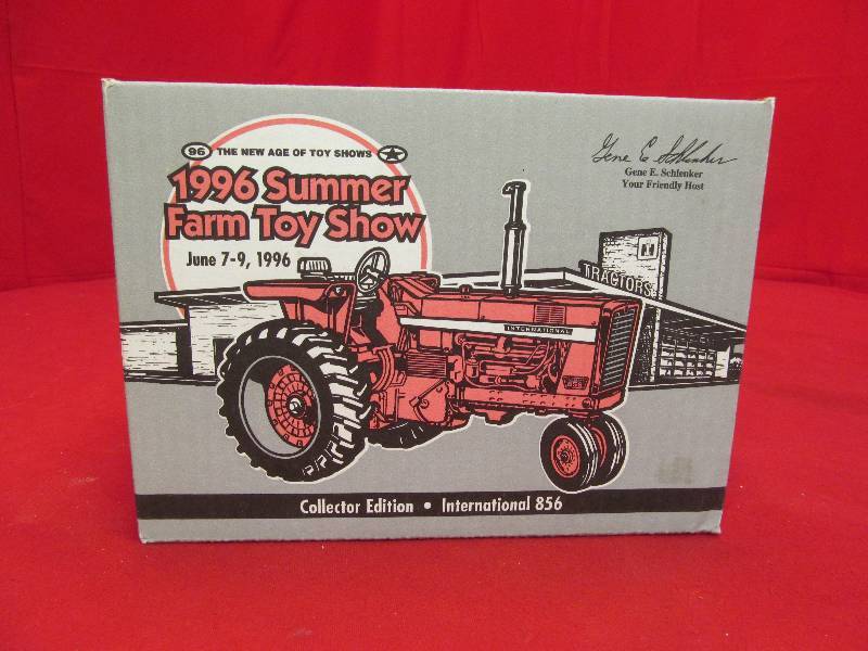 lot 36 image: collectable International tractor