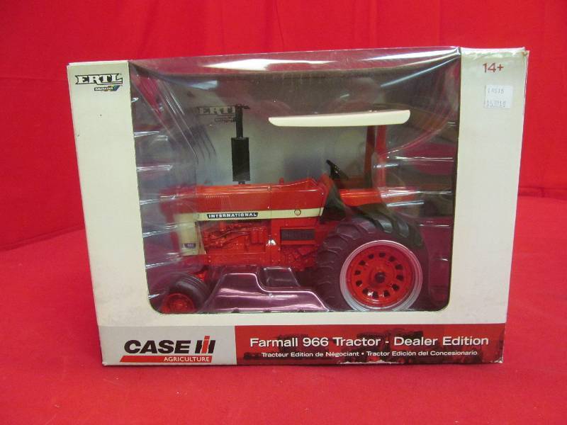 lot 39 image: Collectable Farmall tractor