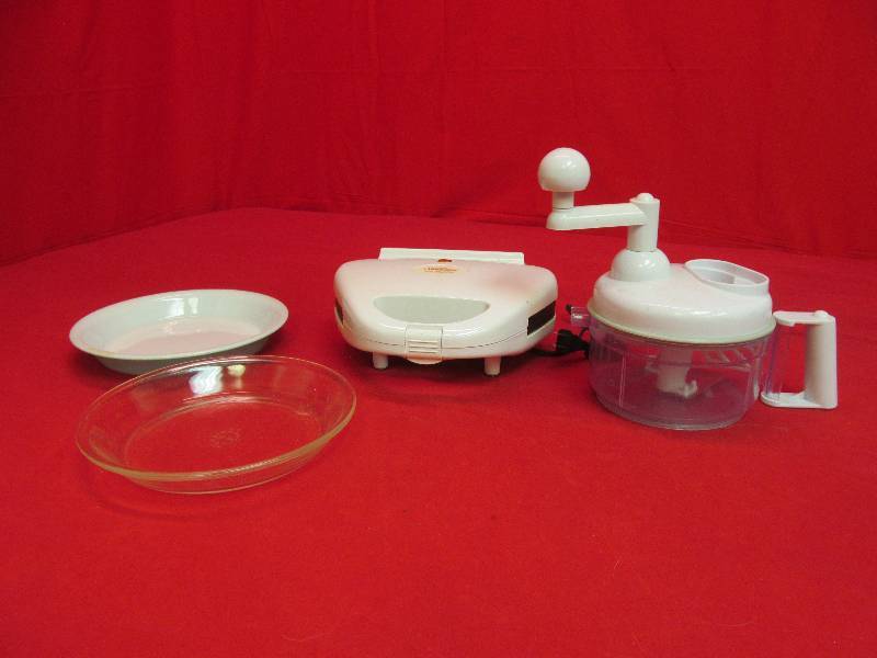 lot 97 image: pie maker, foodchopper,pyrex pie plates