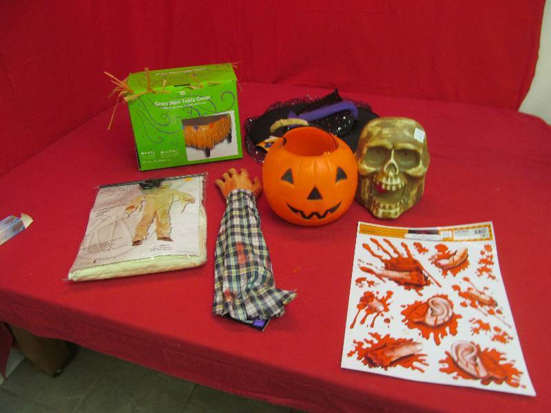 lot 99 image: holiday dcor