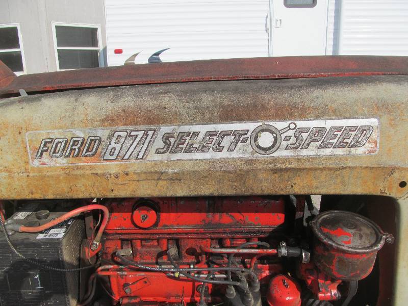 lot 110 image: Ford 871 tractor