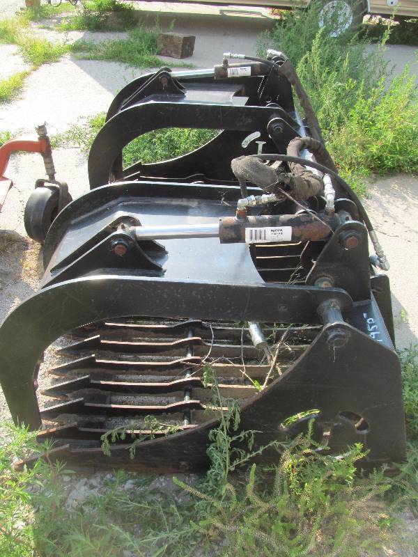 lot 112 image: Grapper bucket
