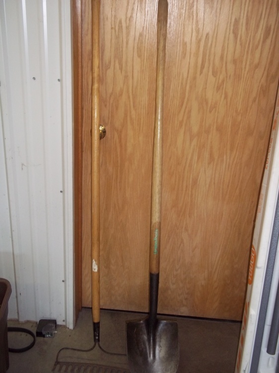 lot 28 image: Round Pointed Shovel & Garden Rake
