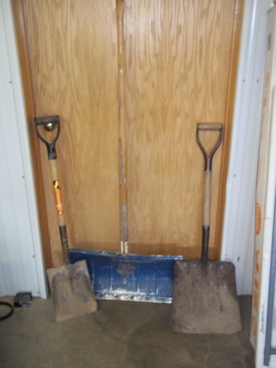 lot 30 image: 3 Shovels
