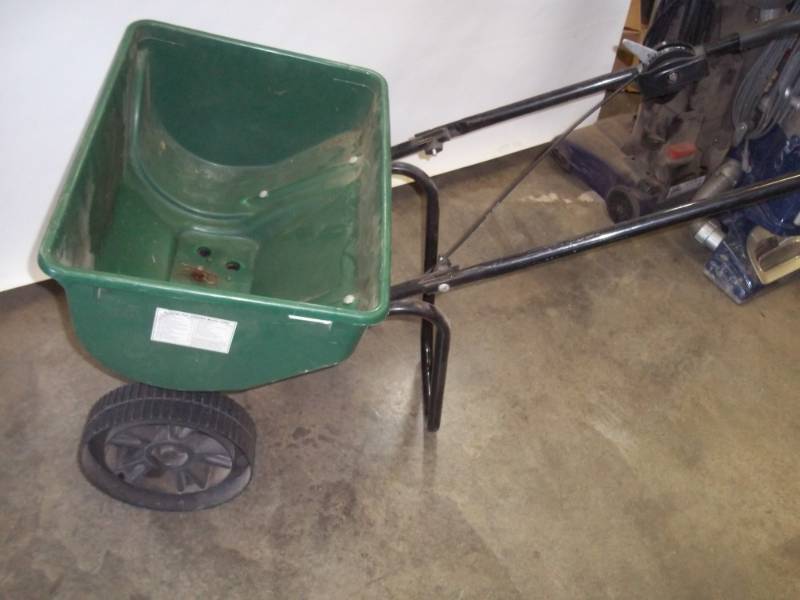 lot 40 image: Green Fertilizer Spreader