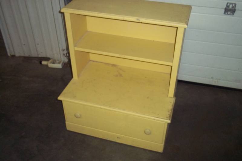lot 6 image: Yellow Shelf