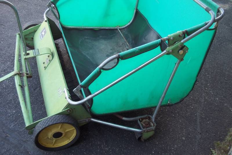 lot 320 image: John Deere Lawn and Leaf Sweeper