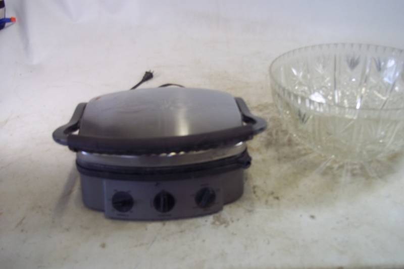 lot 84 image: Bellacucina Griddle  Grill and Plastic Punch Bowl