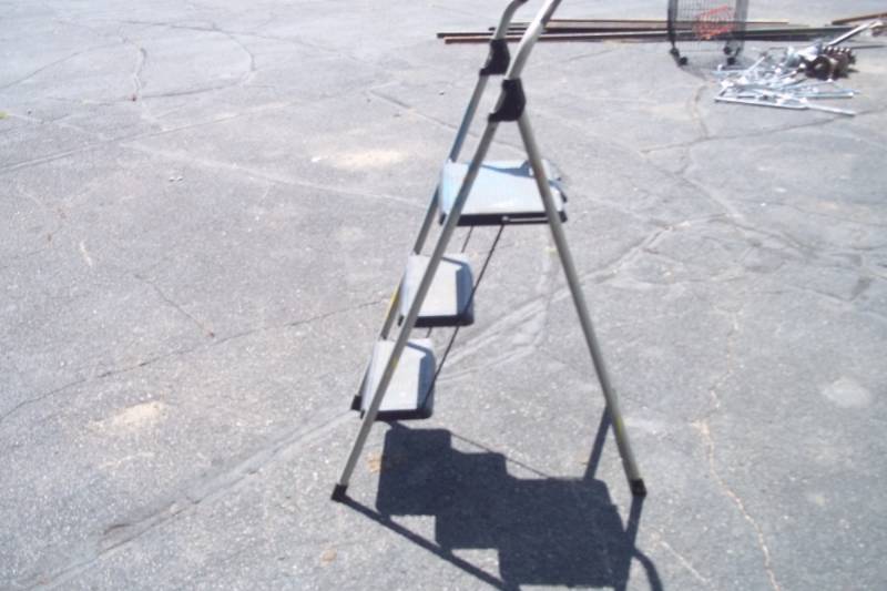 lot 86 image: 3 Step Folding Ladder