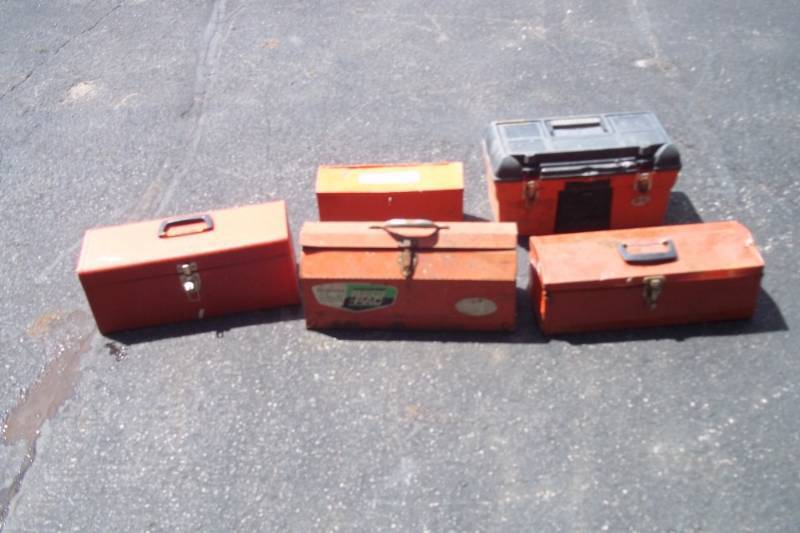 lot 88 image: Lot of 3 Metal Tool Boxes, 1 Plastic Tool Box, 1 Metal Mail Box