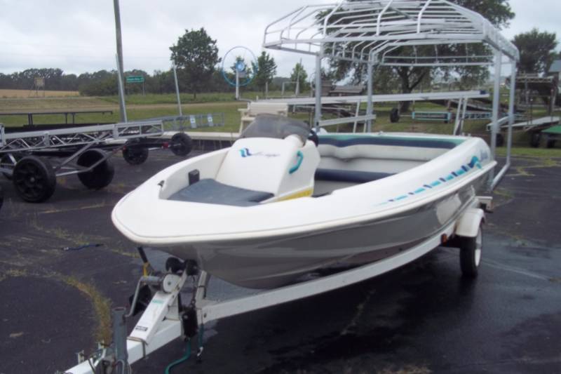 lot 10 image: 1995 Mirage Sport Boat and trailer
