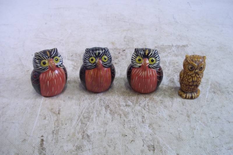 lot 111 image: 4 Ceramic Owls
