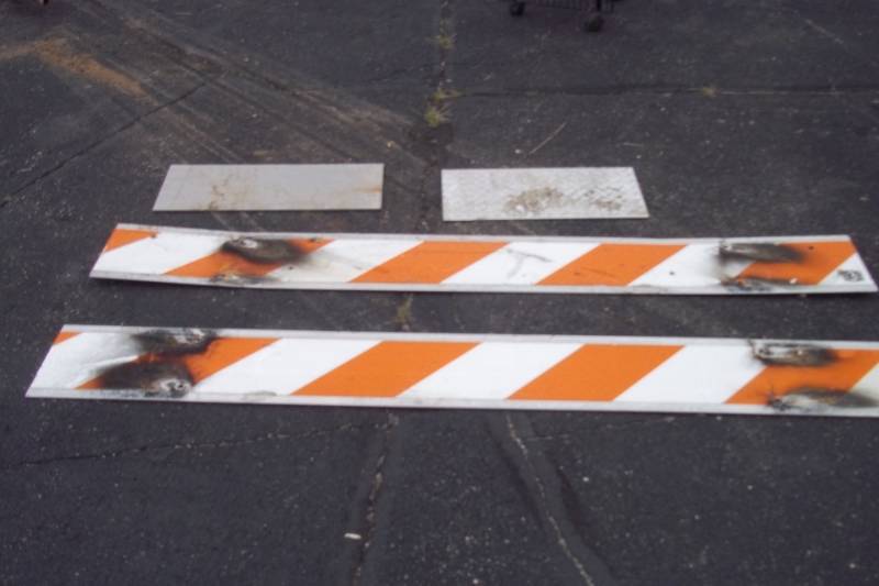 lot 125 image: 2 Aluminum Marker Signs. 72x9. 1 pc. Diamond Plate 10x21. 1 pc Aluminum 9 12x23 12.