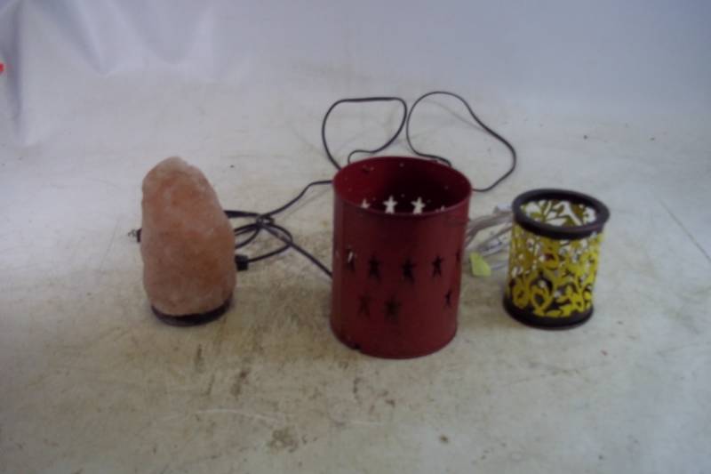 lot 129 image: 3 Small lamps. 1 is a Himalayan Salt Lamp.