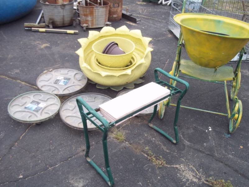 lot 137 image: Garden Items