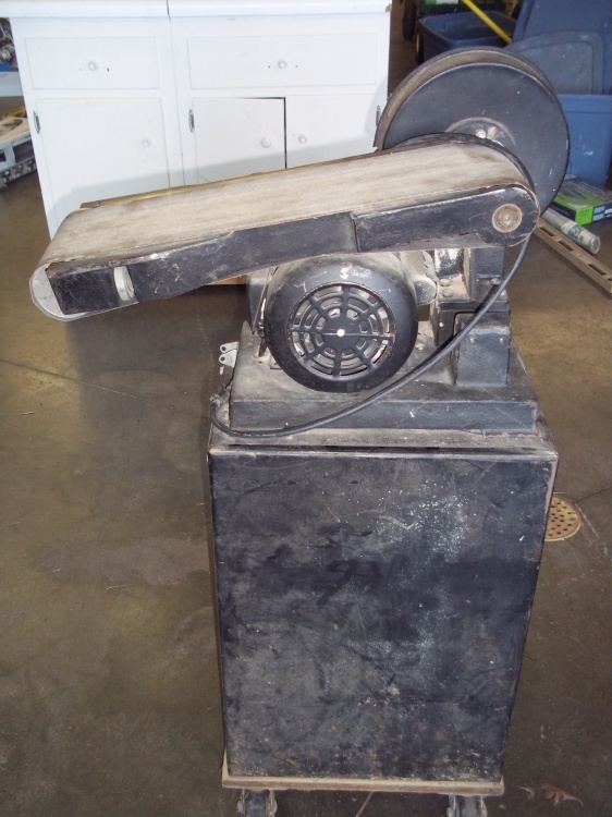 lot 176 image: 6 Belt Sander.
