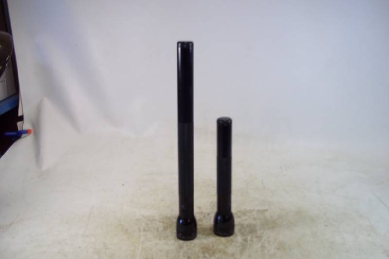 lot 238 image: 2 Mag-Lite Flashlights. 1 - 3 Cell & 1 - 5 Cell
