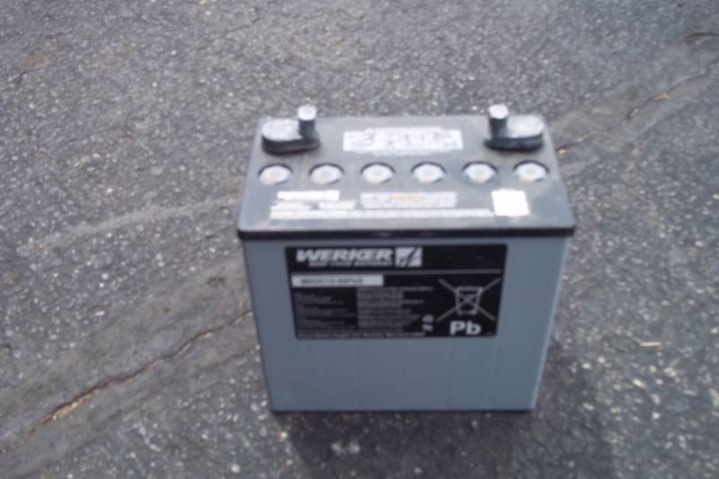 lot 252 image: Deep Cycle Battery