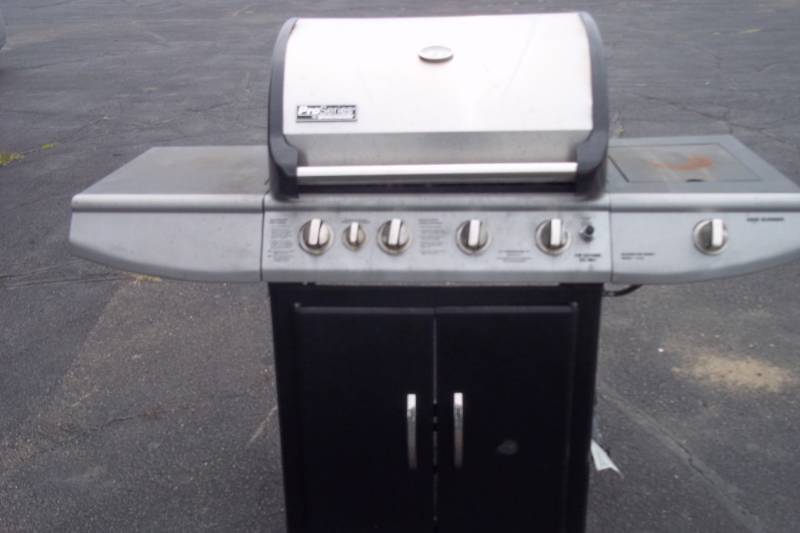lot 253 image: Pro Series by Brinkman Propane Gas Grill.