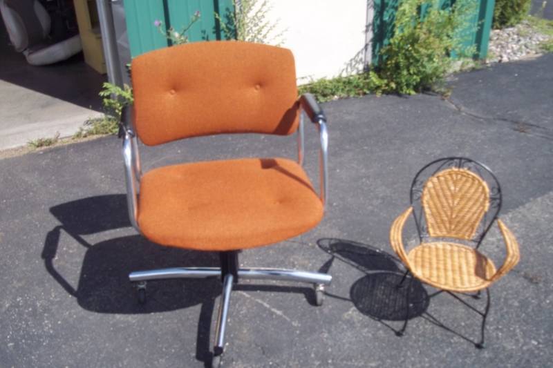 lot 270 image: Office Chair & Small Decorative Metal & Wicker Chair