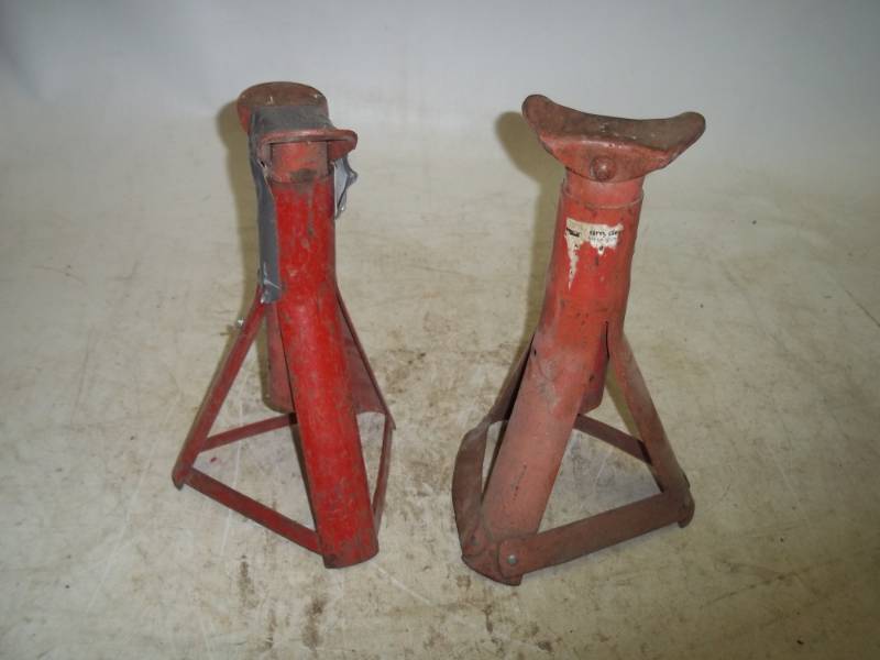 lot 276 image: Pair of Jack Stands Red