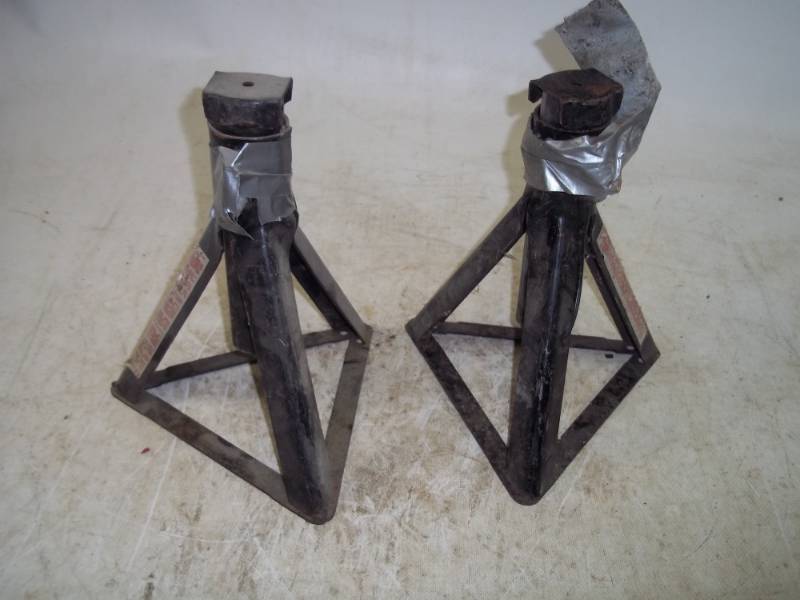lot 277 image: Pair of Jack Stands Black
