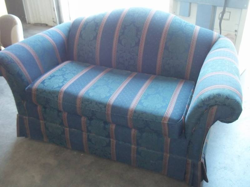 lot 284 image: Lazyboy Love Seat
