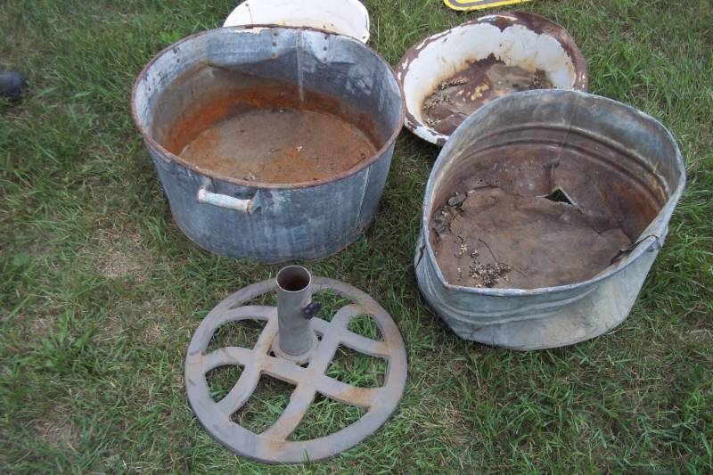 lot 311 image: 4 Vintage Wash Basins & Patio Umbrella Stand