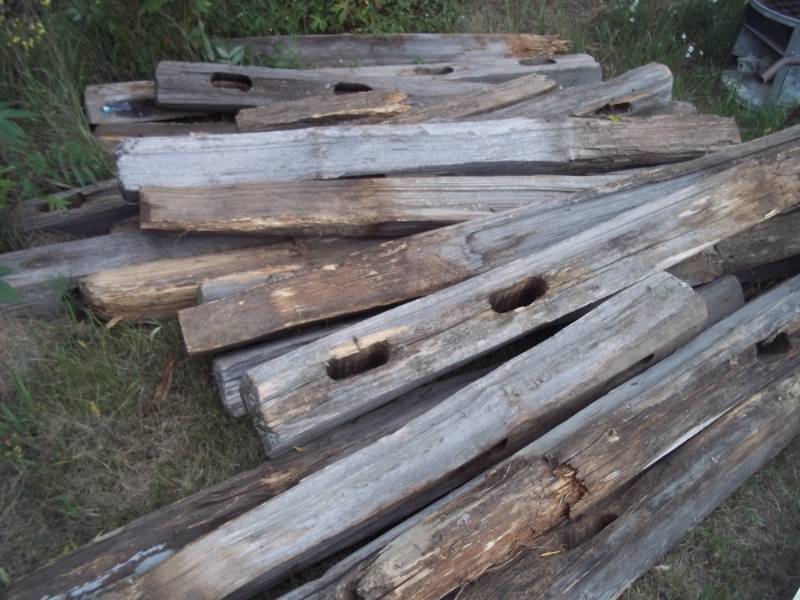 lot 314 image: Lot of Wood Fence Post