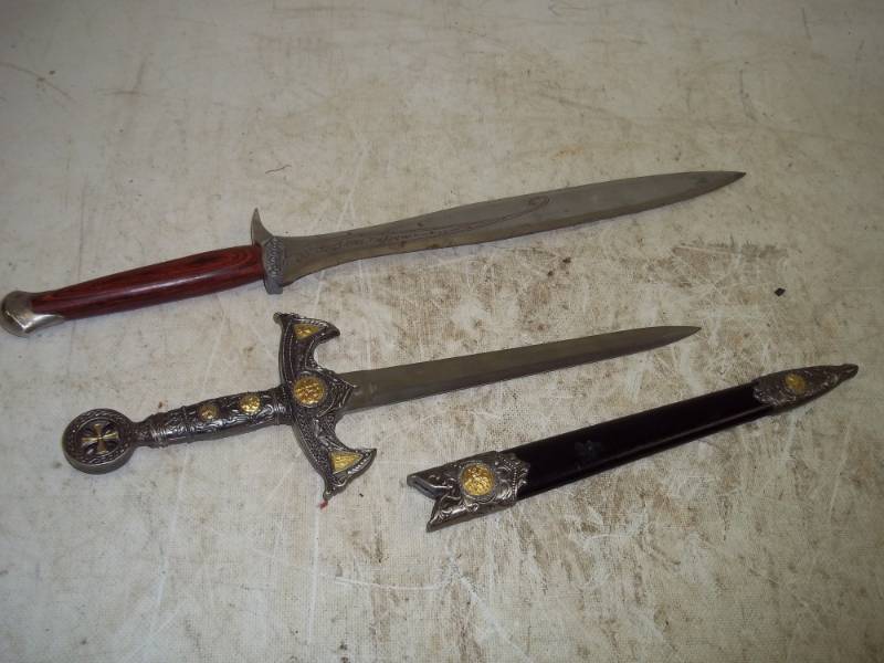 lot 321 image: Lot of 2 Knives