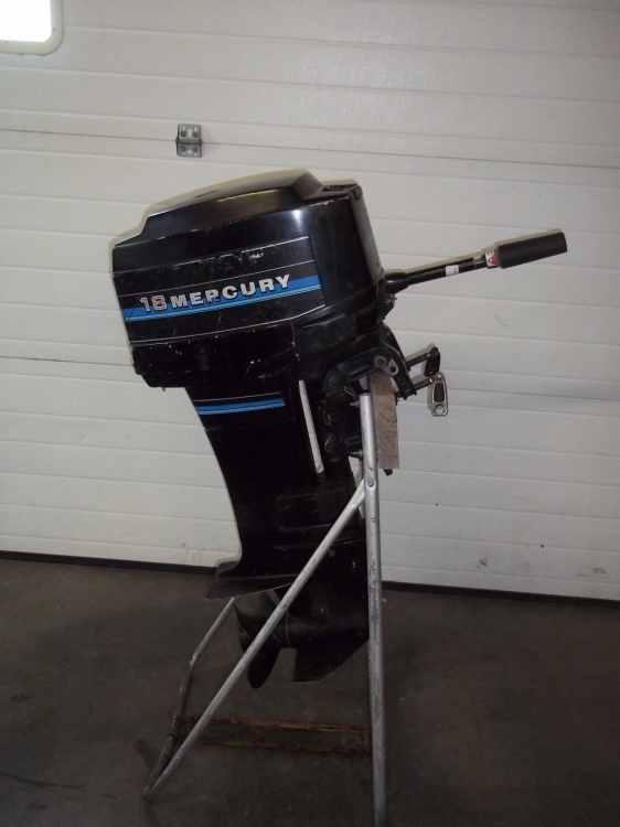 lot 22 image: 18 HP Mercury Outboard with Tank and Hose