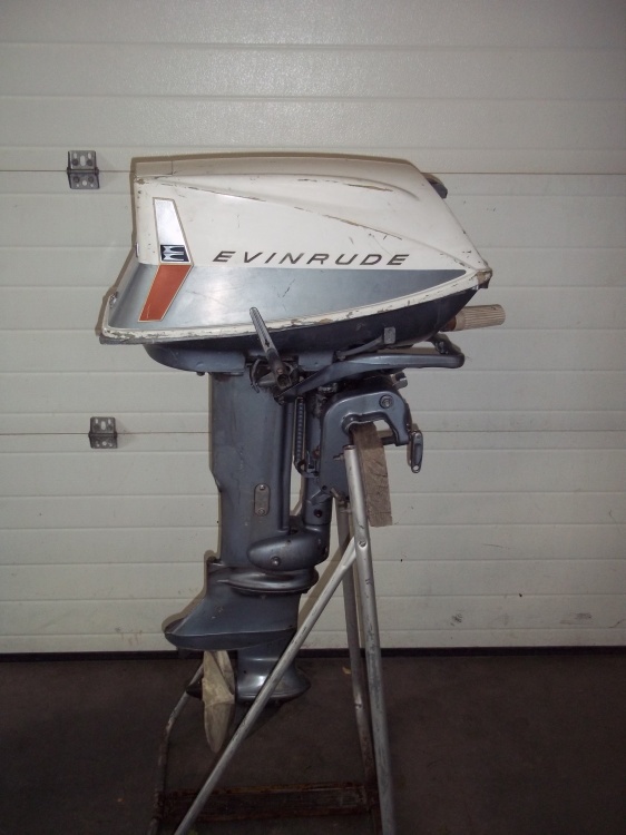 lot 24 image: 18 HP Evinrude Outboard Motor