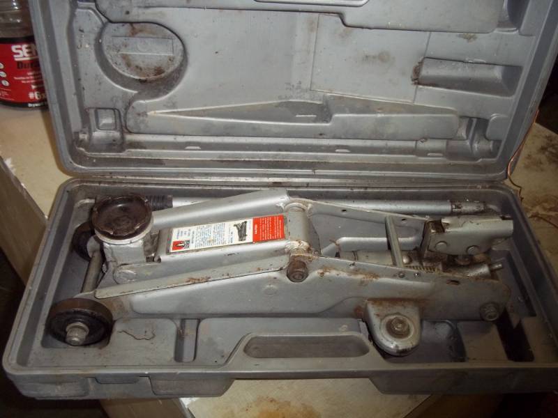 lot 337 image: 2 Ton Floor Jack with Case