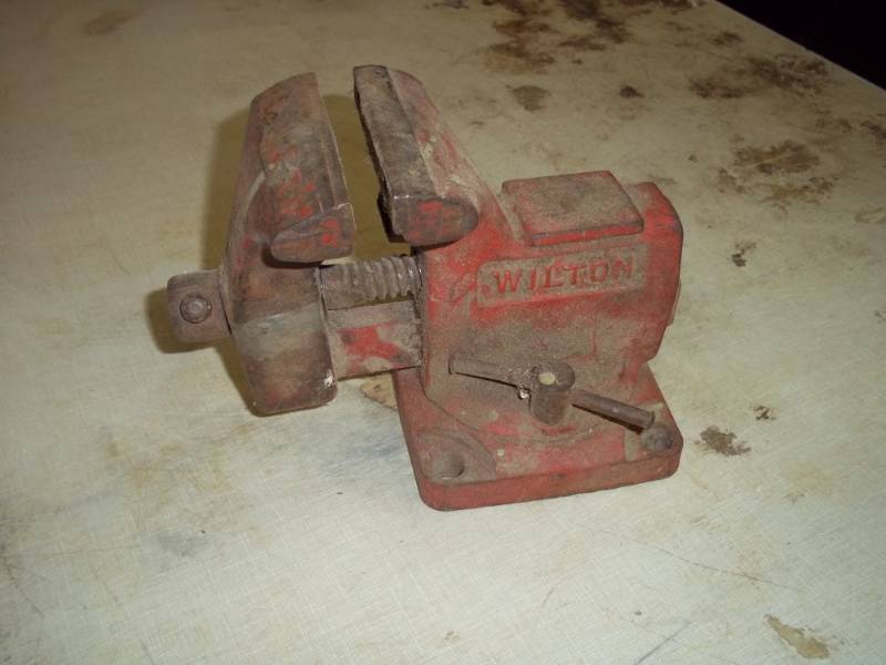 lot 345 image: Bench Vise