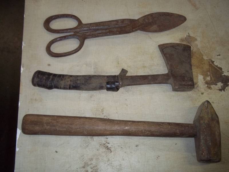 lot 349 image: Small Sledge Hammer, Hatchet, Tin Snips