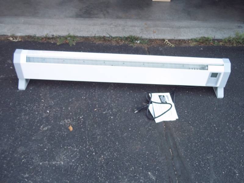 lot 368 image: 110v Baseboard Heater