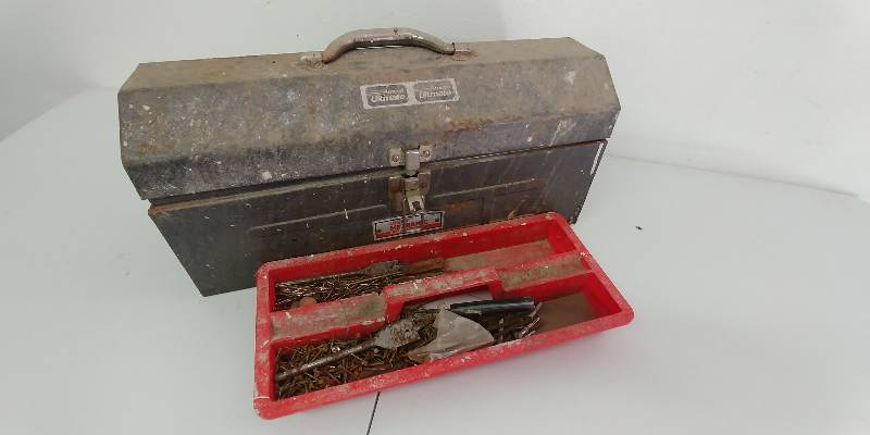 lot 4 image: Amoco Vintage Metal ToolBox