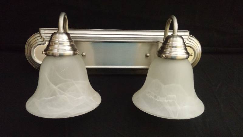 lot 39 image: Vanity lite, frosted glass