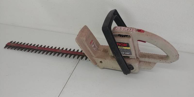 lot 8 image: Elec. Hedge Trimmer