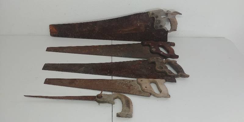 lot 11 image: Vintage Handsaw Set